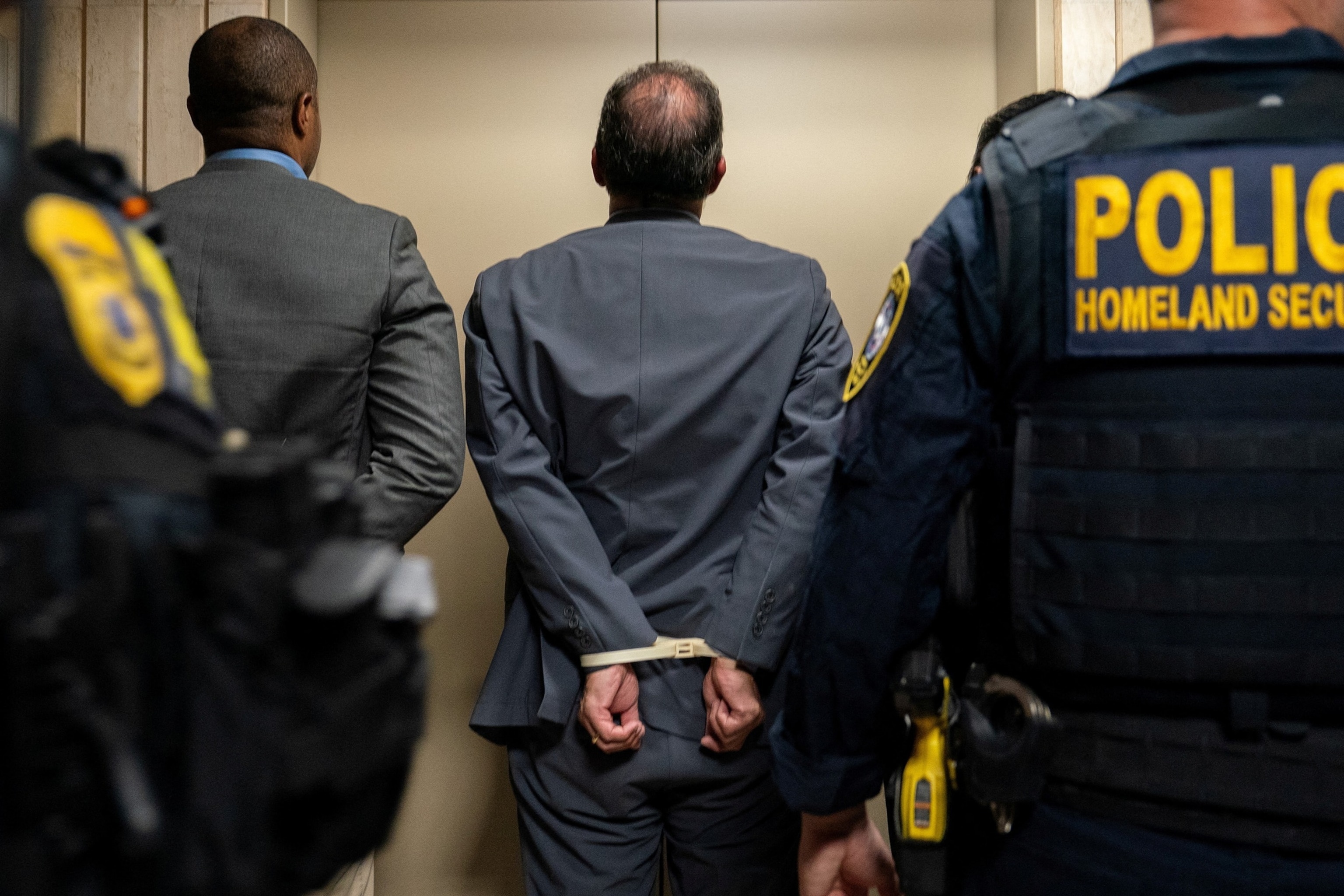 PHOTO: Federal immigration officers at U.S. Immigration Court in New York City