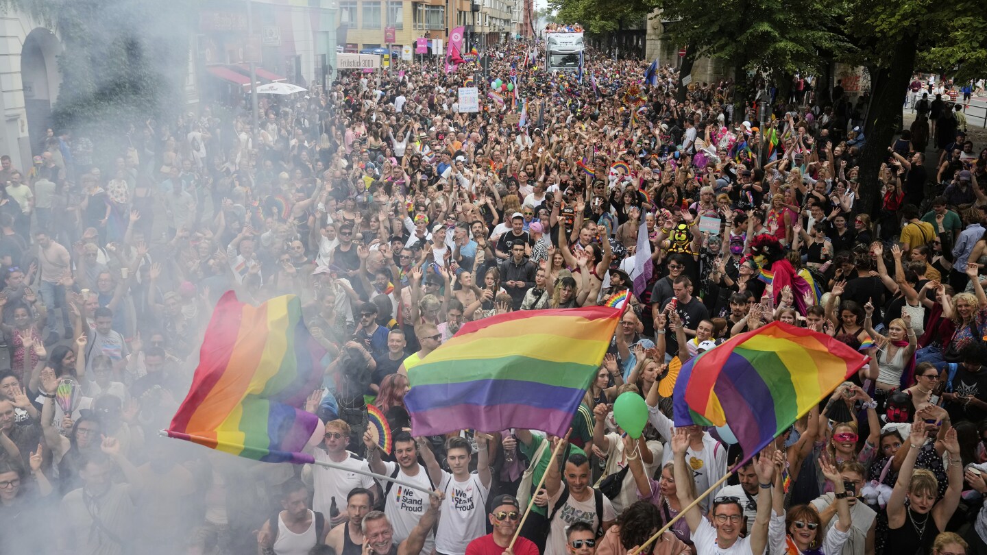 Berlin crowd celebrates Pride parade